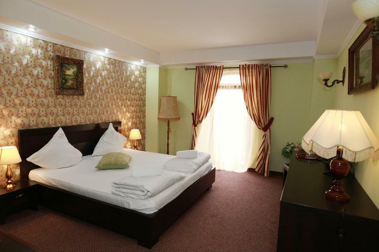 Hotel-Pensiunea Zefir ティミショアラ エクステリア 写真